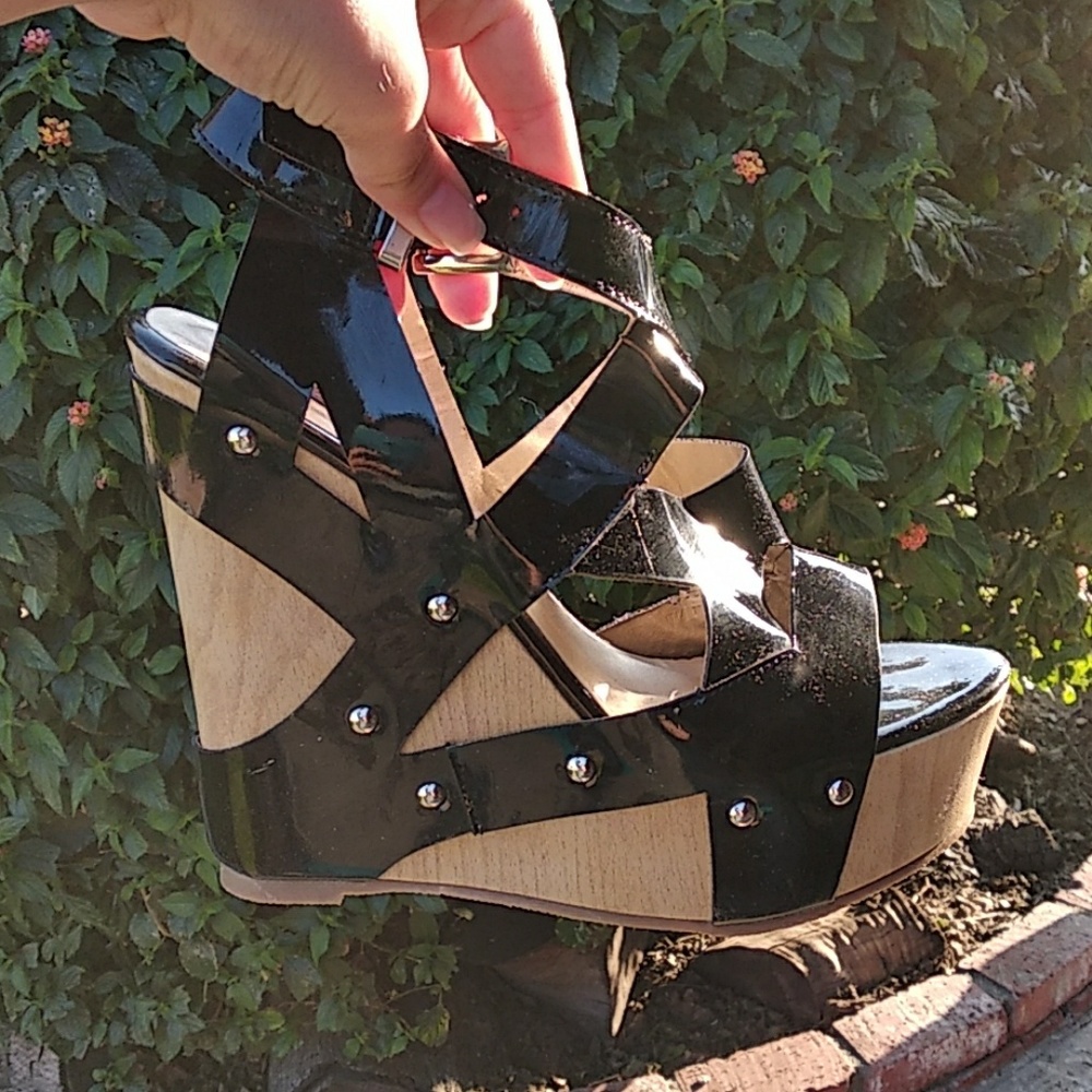 NWOT Foreign Exchange Strappy Wedges